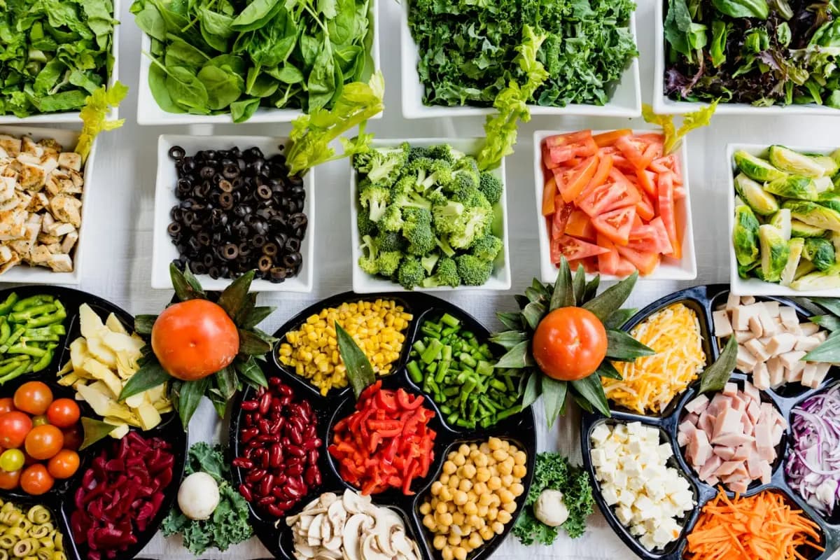 Alimentos frescos preparados y ordenados en un servicio de restauración